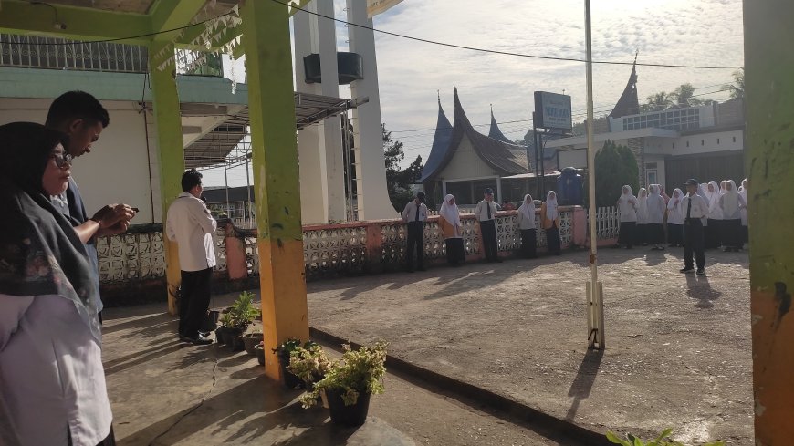 "Upacara Bendera Senin, 19 Mei 2025, MTsS dan MAS Muhammadiyah Tanjung Ampalu Bersatu"